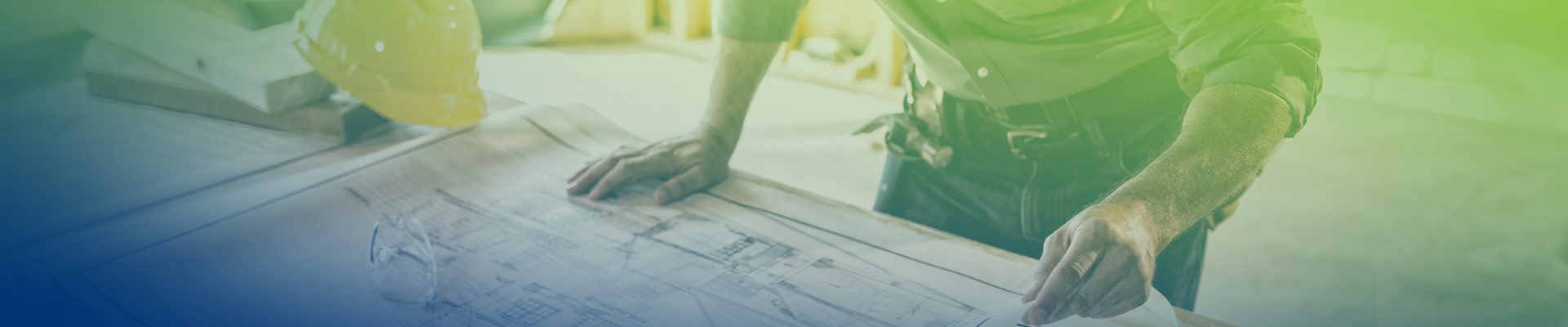 Constructor mirando planos