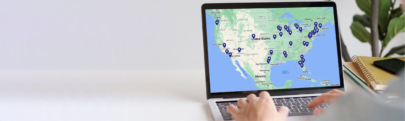 Persona mirando el mapa del instalador de EV-Pro de Leviton