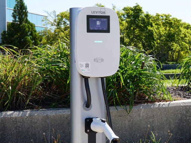 Cargador serie EV en estacionamiento