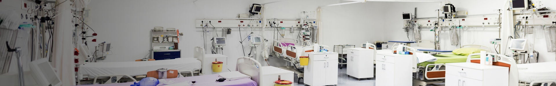 Sala de hospital y equipo de la unidad de cuidados intensivos