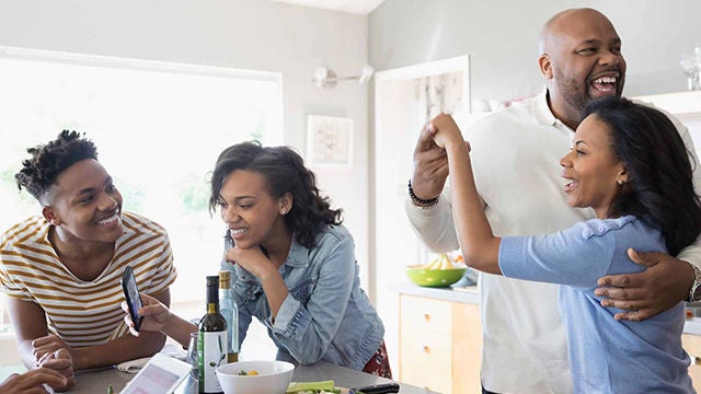 familia feliz en la cocina